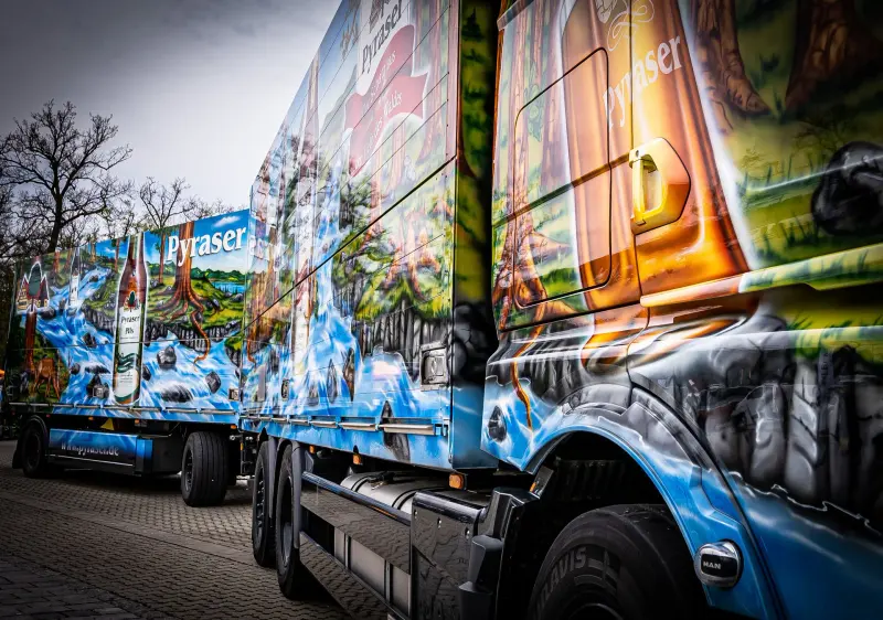 Lkw mit Werbebemalung