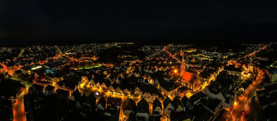 Nachtaufnahme der Stadt Roth von oben