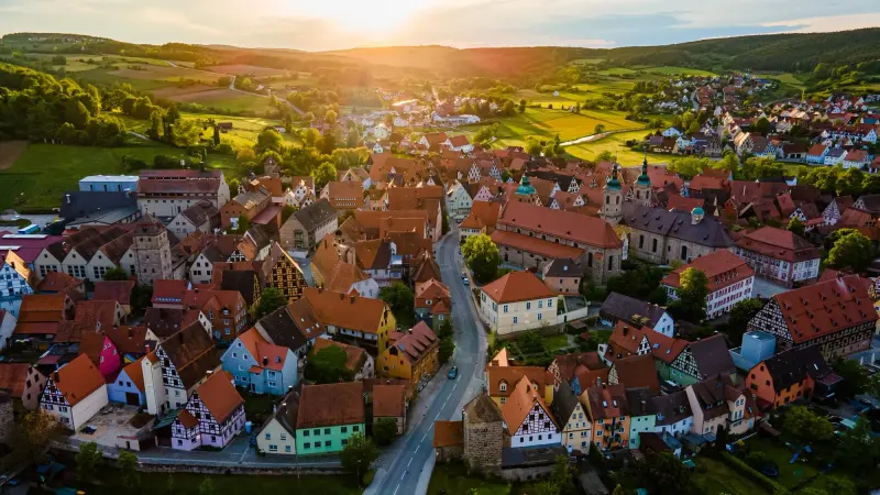 Luftbild der Altstadt von Spalt im Abendlicht