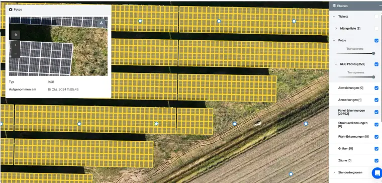 Modulraster eines Solarparks mit Detailansicht eines Moduls